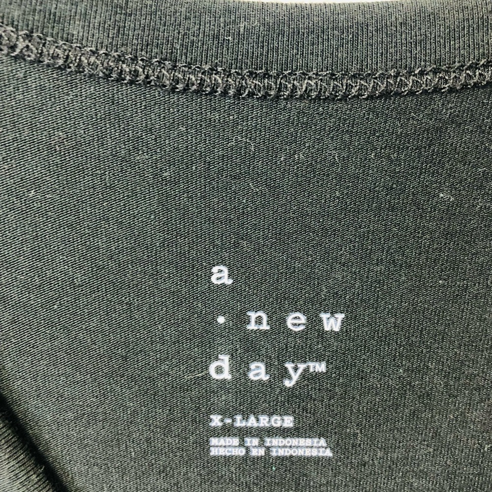 Elegant Black Sleeveless Dress - Picture 5 of 10